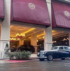 Photo of Limo in front of luxury hotel